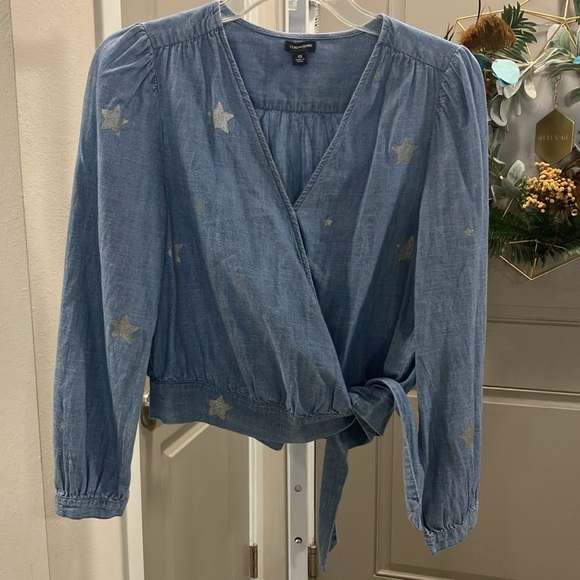 J. CREW Blue Chambray Wrap Top with Distressed Silver Star Print XS - Picture 3 of 8